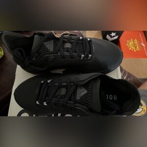 Adidas Avryn Men’s 5 running shoe- new